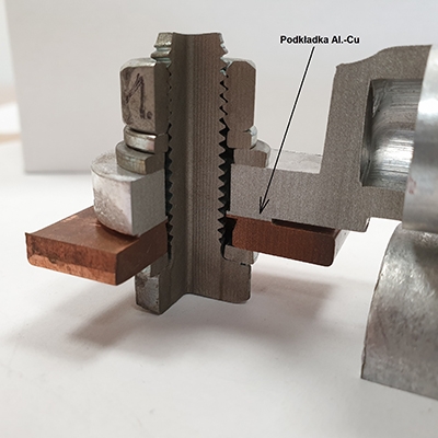 Końcówka aluminiowa podłączona za pomocą podkładki Al.-Cu